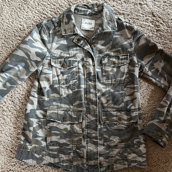 Mudd canvas Camo patterned jacket; semi fitted; S; pocket detailing; zip closure - Picture 2 of 6
